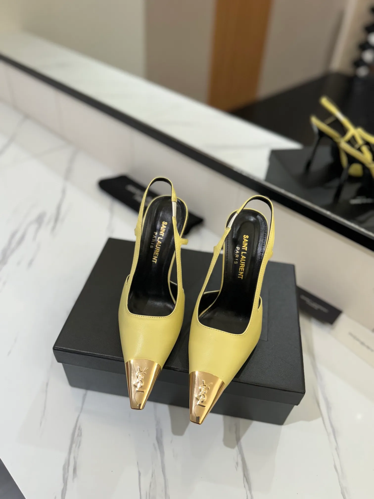 👟👟Ex-factory price 600👟👟 saint laurent ss24 new arrival～ Saint Laurent ysl 2024 spring and summer｜New high-heeled shoes🆕 Beautiful, refined and elegant! The 10cm foot is very stable, so feel free to put it in! The heel is custom-made from a new mold, and the height is the same as the original one. Various incorrect versions are % high-end and sexy, YSL still understands women best❤️ ⚠️The entire upper and lining are made of one piece without joints, which consumes more materials and costs more! Moreover, the material, fabric and lining are all made from more than 20 pieces of genuine custom-made calfskin. The upper is made of custom-made calfskin, the lining is made of calfskin, and the genuine leather outsole imported from Italy. Heel height: 10cm. Size: 35-39 (40 and 41 are custom-made and cannot be returned or exchanged)